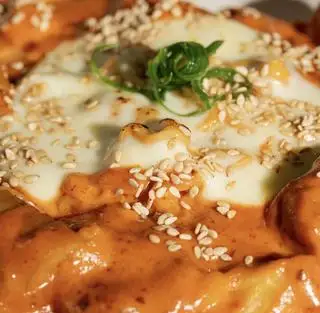 Hình ảnh Tokbokki phô mai kéo sợi