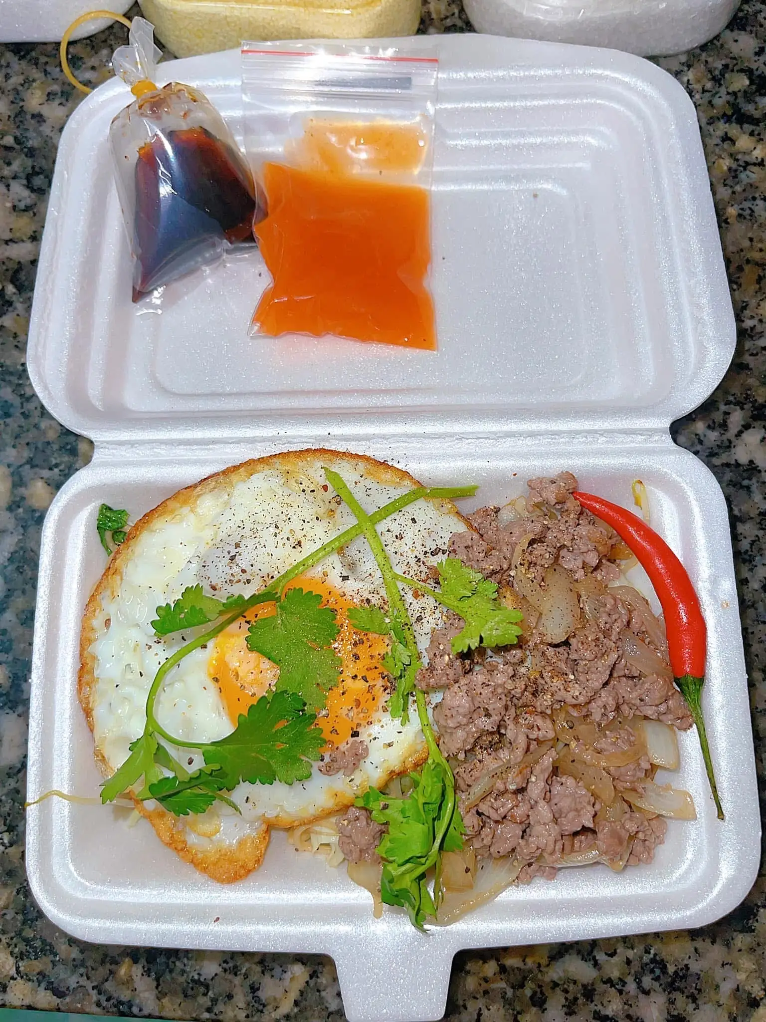 Mì Sợi Phở Xào Bò Trứng - 65.000 ₫ tại Tiệm Ăn No Nê - Chân Gà, Xiên Que & Tré Trộn - Dương Bá Trạc