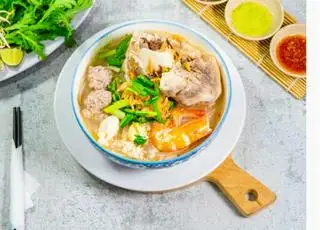 Hủ Tiếu Xương / Giò / Má Heo / Nạm. - 45.000 ₫ tại Hủ Tiếu & Bún Riêu Cô Hai - Huỳnh Tấn Phát