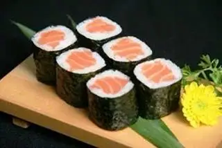 M sushi cá hồi - Salmon maki - 69.000 ₫ tại  Sushi Tokyo Sachi - Trần Quang Khải