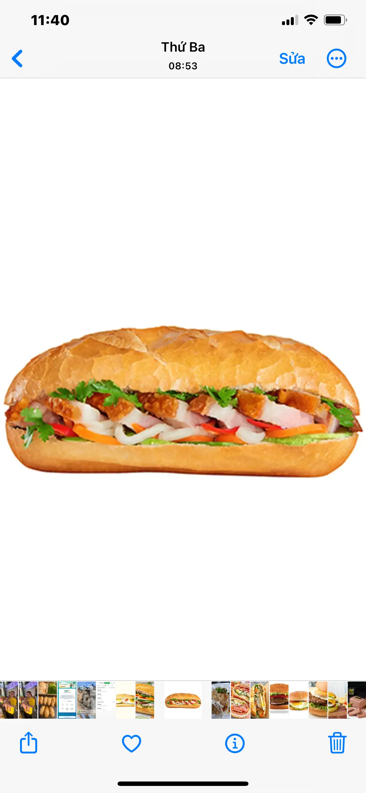 Hình ảnh Bánh mì heo quay đặc biệt