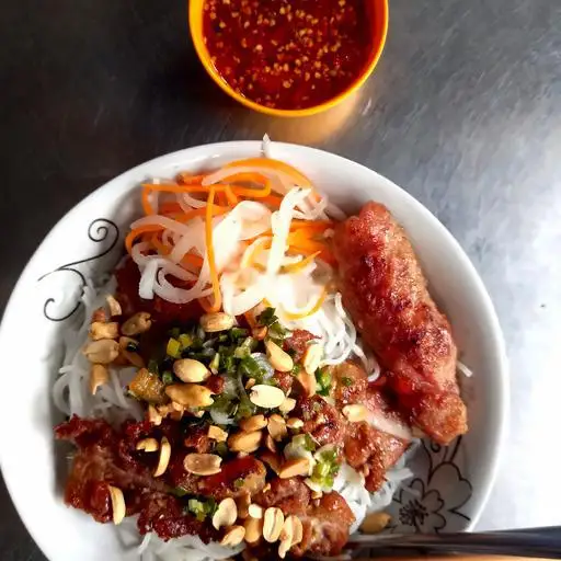 Bún thịt nướng - nem - 52.000 ₫ tại Bún Thịt Nướng Cô Ba - Tôn Đản