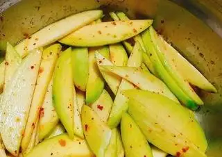 Hình ảnh Xoài lắc thần thánh lớn 600g