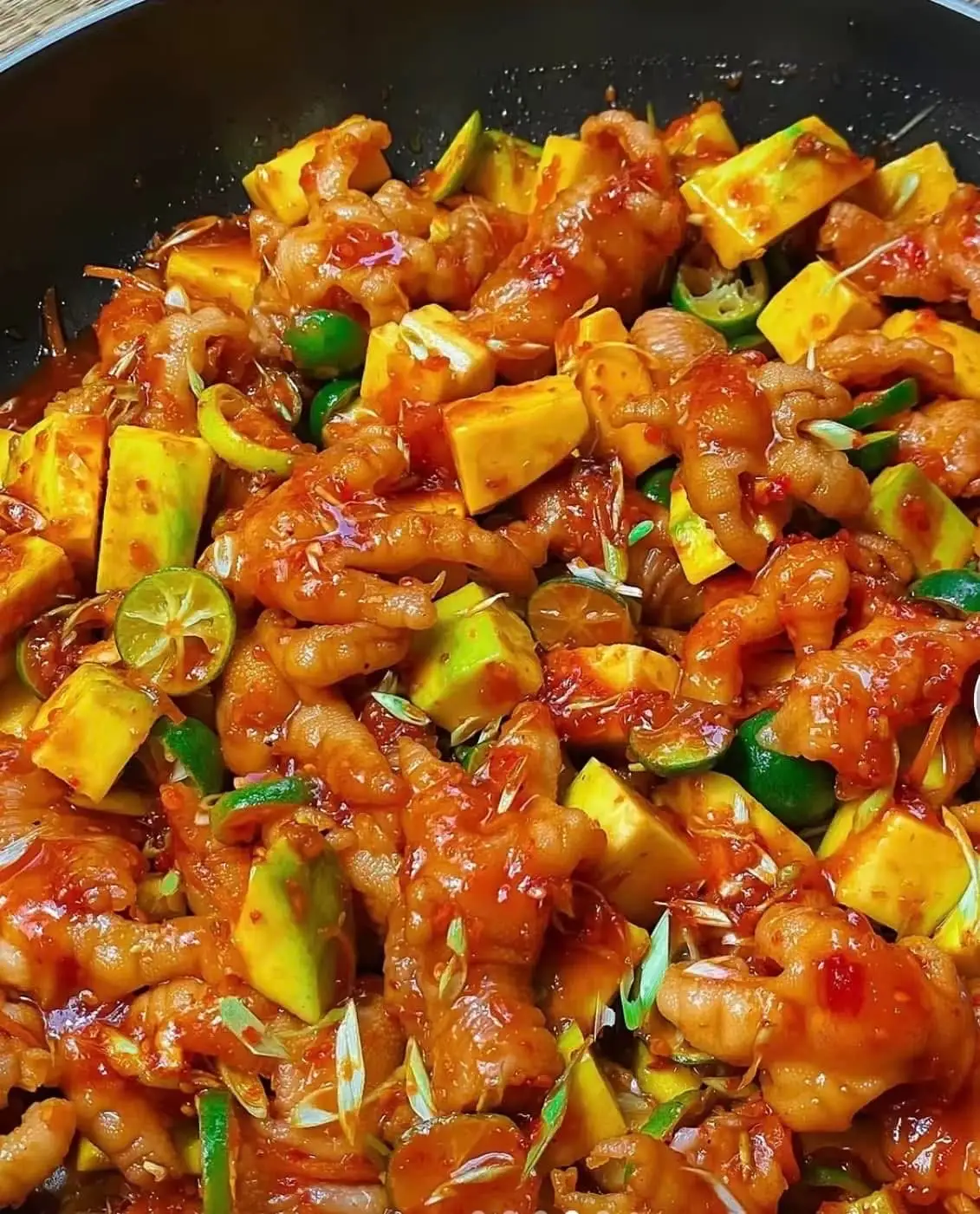 Hình ảnh Chân gà rút xương trộn thái