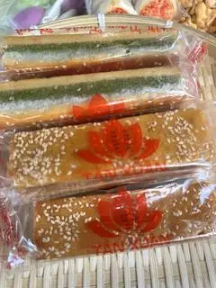 Hình ảnh Bánh Tân Xuân nhân dừa mix lá dứa