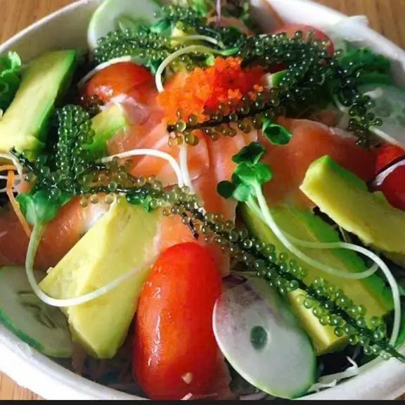 Salad cá hồi bơ - avocado salmon salad - sốt mè - 149.000 ₫ tại Sushi Tokyo Deli - Sashimi & Salad - Vạn Kiếp