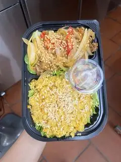 Hình ảnh cơm rang má đùi gà sốt mắm tỏi