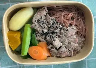 Hình ảnh Rau luộc, bò xào, bún gạo lứt