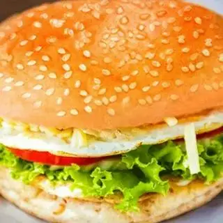 Hamburger trứng - 20.000 ₫ tại Go Bánh Mì Que, Kebabs & Matcha - Phan Văn Trị