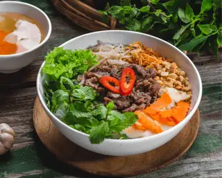 Hình ảnh Bún trộn thịt bò