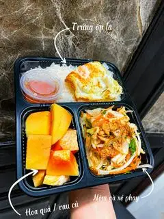Hình ảnh Cơm gà xé phay đặc biệt