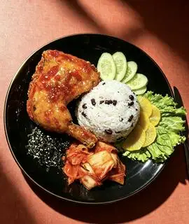 Hình ảnh Cơm đùi gà góc tư sốt mắm tỏi 
