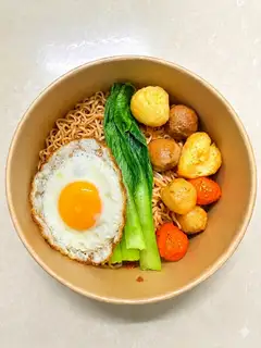 Mì trộn cá viên - trứng - 44.000 ₫ tại Akiko - Cá Viên Chiên & Mì Trộn - Trần Xuân Soạn