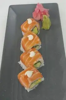 Cơm cuộn cá hồi phô mai - 76.000 ₫ tại Sushi Phước - Bùi Thị Xuân