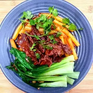 Nui xào bò - 45.000 ₫ tại Bánh Mì Chảo 157 - Dương Bá Trạc