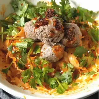 Hình ảnh Mì trộn bò viên + ly nước 