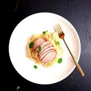 Hình ảnh Spaghetti lườn ngỗng hun khói sốt kem nấm