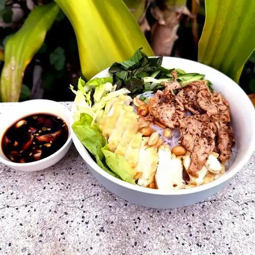 Bún nước tương thịt xào - 45.000 ₫ tại Quán Cô Bông - Bún Nước Tương & Bột Chiên - Trần Xuân Soạn