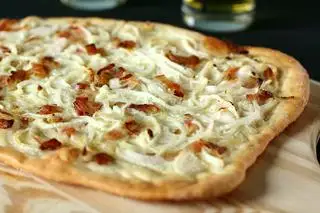 Hình ảnh F2 - Pizza đế siêu mỏng - 25cm cắt 8