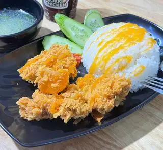 Hình ảnh Cơm gà không xương sốt phô mai