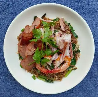 Hình ảnh Bún gạo xào hải sản xá xíu