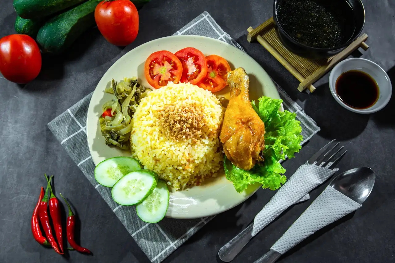 Cơm Rang Thố Đùi Gà Sốt Mắm Tỏi - 69.000 ₫ tại Mì Trộn Sa Tế Huy Mập - Dương Quảng Hàm