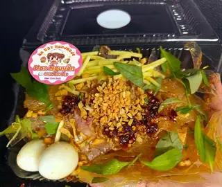 Hình ảnh Bánh tráng dẻo ủ bơ trộn muối - tỏi - sate - trứng cút