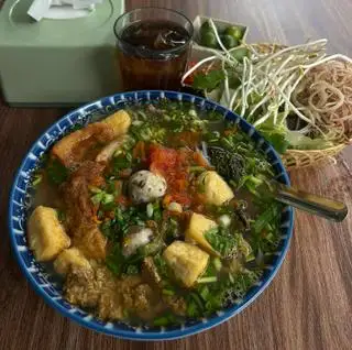 Hình ảnh Riêu cua ốc - giò - chả lá lốt