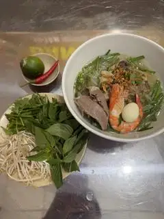 Hình ảnh Hủ tiếu chả cua - tim - trứng cút