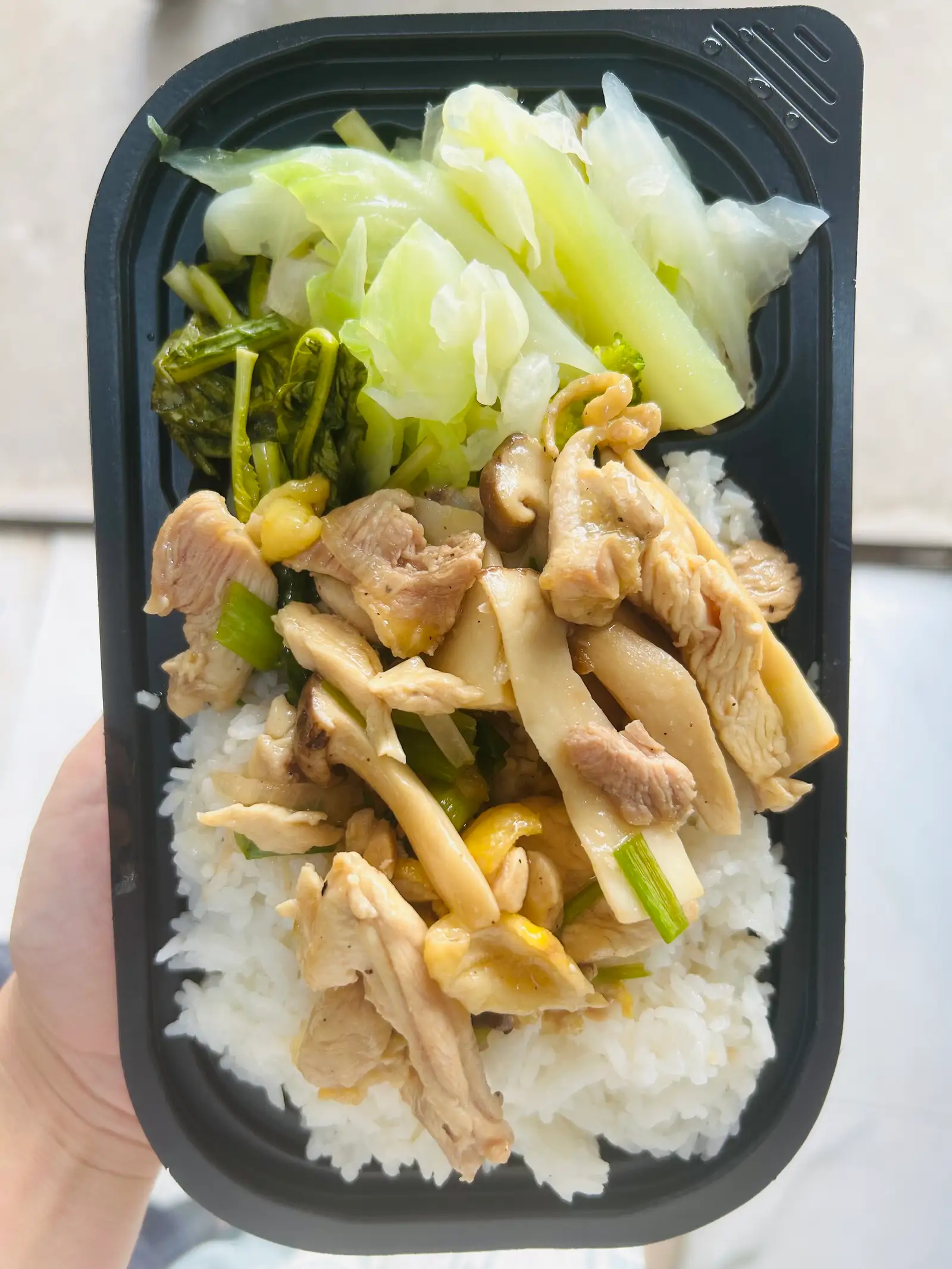 Hình ảnh Cơm gà lóc xương xào nấm