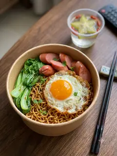 Hình ảnh Mì Trộn Trứng + Xúc Xích 