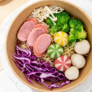 Hình ảnh Mì cay xúc xích - viên thả lẩu ( tặng ly nước ngọt)