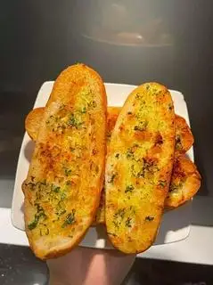 Hình ảnh 4 Miếng bánh mì bơ tỏi