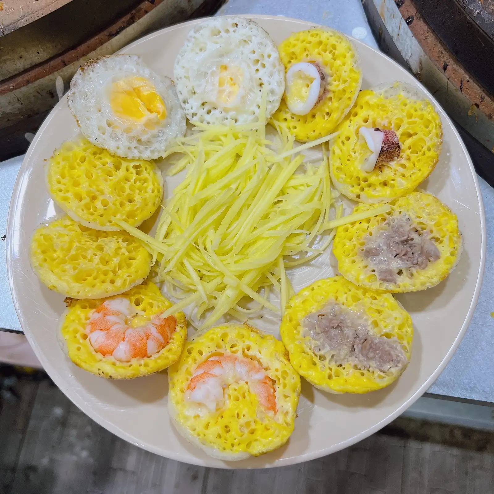 Bánh Căn Tôm ( phần 10 cái) - 65.000 ₫ tại Nhà Tròn - Bánh Căn & Xíu Mại Chén Đà Lạt - Đường Số 79