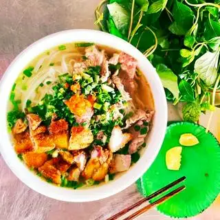 Hình ảnh PHỞ THẬP CẨM (HEO QUAY GIÒN VÀ BÒ TÁI)