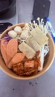Hình ảnh Mỳ cay xúc xích cá viên chả cá+ Trà đào 
