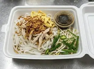Phở Khô Gà Xé Tóp Mỡ - 35.000 ₫ tại BooBoo - Bún TomYum, Phở Khô & Bún Gạo Xào - Bùi Đình Túy