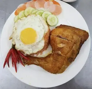 Cơm gà xối mỡ 1 góc tư+ ốp la - 72.000 ₫ tại Cơm Gà Xối Mỡ 68A - Trương Đăng Quế
