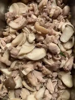 Hình ảnh Cơm Thịt Gà Xào Nấm