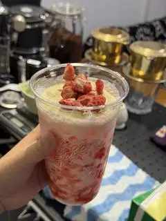Hình ảnh Sữa chua dâu lắc