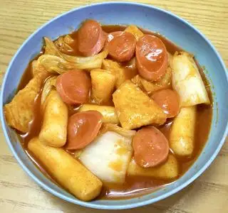 Hình ảnh Tokbokki sốt chả cá - xúc xích