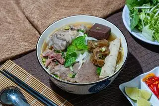 Bún Bò Huế full topping   - 75.000 ₫ tại Châu Ký - Cháo Gà Ác & Gà Ác Tiềm Thuốc Bắc - Hai Bà Trưng