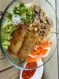Hình ảnh Bún thịt bò xào chả giò