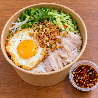 Hình ảnh Bún nước tương Thịt luộc+trứng ốp la