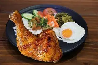 Hình ảnh Cơm tấm đùi gà nướng mật ong + Ốp la
