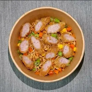 Hình ảnh Mỳ trộn nem chua mix rau củ