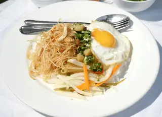 Cơm bì trứng + tặng canh (SL có hạn) - 30.000 ₫ tại Cơm Tấm Cô Thủy - Đường Số 2