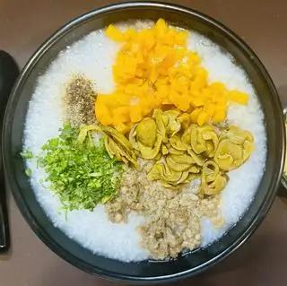 Cháo bí đỏ nấm rơm - 57.000 ₫ tại Cháo Sườn & Mì Trộn HaBi A Péo’S - Nguyễn Gia Trí
