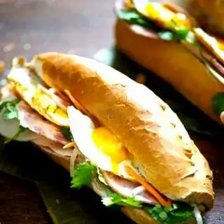 Bánh mì thịt chả trứng ốp la - 30.000 ₫ tại Bánh Mì Hà Nội Bắc Huyền - Nguyễn Sơn