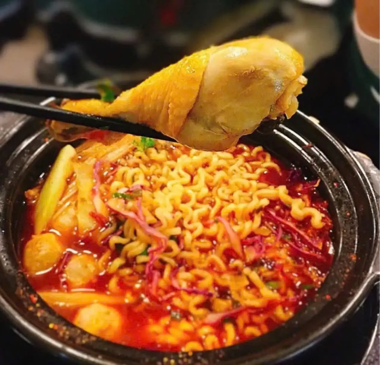 Hình ảnh Mỳ kim chi đùi gà